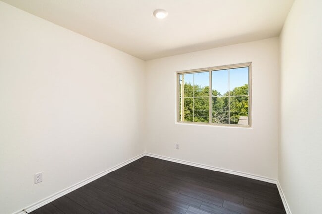 Building Photo - AVAILABLE NOW! 3 BEDROOM TRIPLEX LOCATED IN BONHAM, TEXAS!