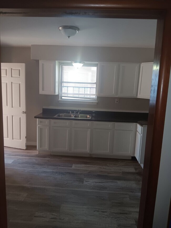 Building Photo - 824 Maury St