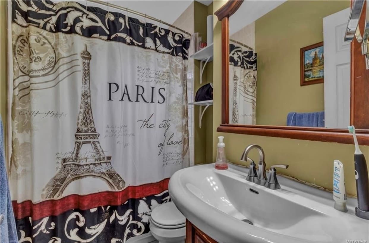 Bathroom - 558 Linden Ave