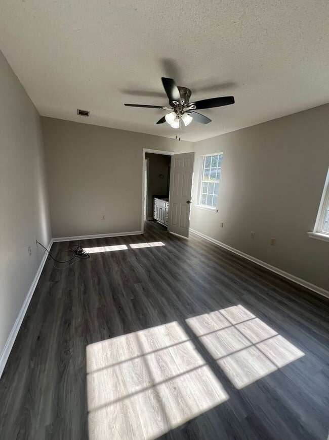 Building Photo - Beautiful 3 Bedroom 2 Bath Home