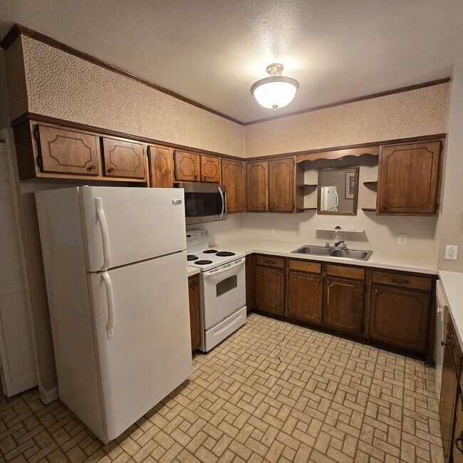 Building Photo - 2/1.5 Townhouse with Water, Trash, Sewer, ...