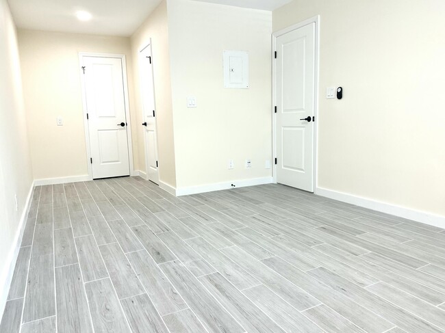 Building Photo - 2771 Riverside Dr