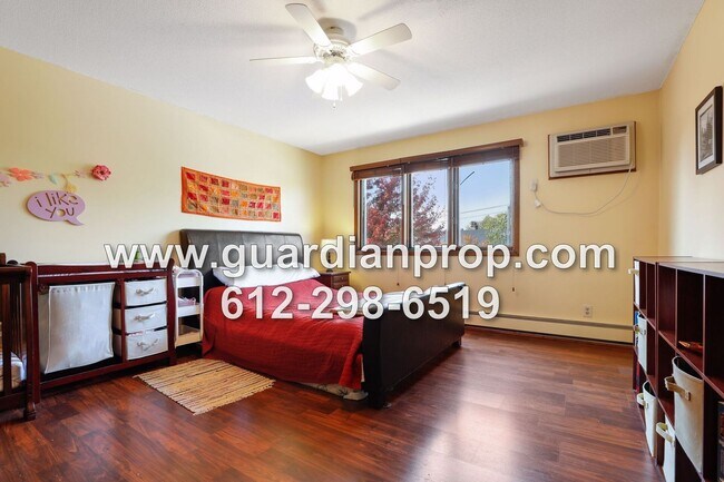 Building Photo - Top Floor Condo Available September 1 in H...