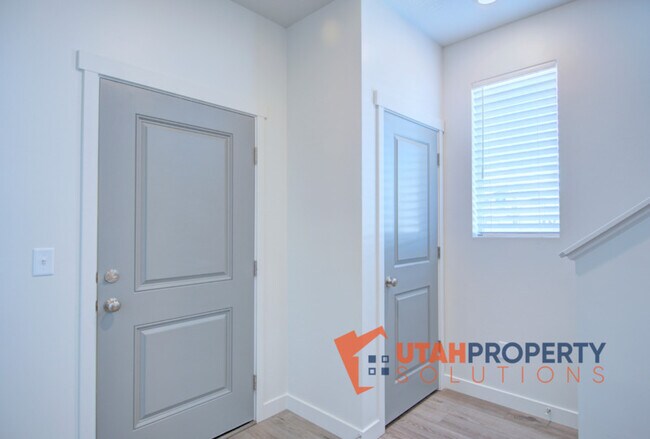 Building Photo - 952 W 500 S