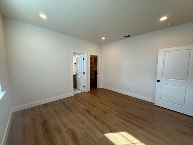 Building Photo - 8461001/85