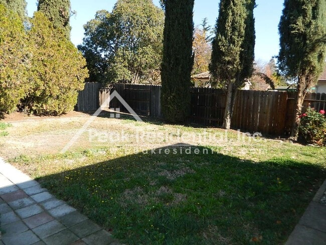 Building Photo - Very Nice 3 bd/2ba Elk Grove Home with 2 C...