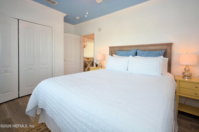 Building Photo - 922 1st St S