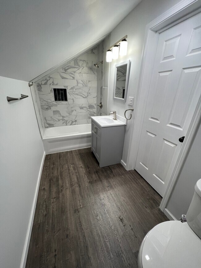Building Photo - 5300 Iroquois Ct