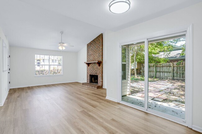 Building Photo - 3 Bedroom 2 Bathrooms in Sterling Creek - Richmond Hill