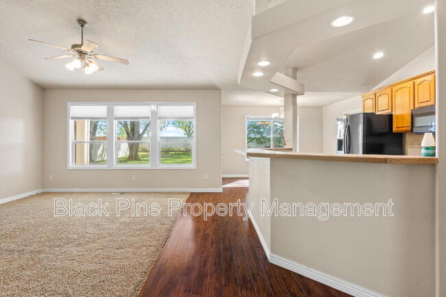 Building Photo - 4017 E Winterberry Dr