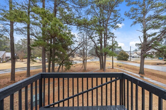 Building Photo - Welcome to Ravenwood Drive!