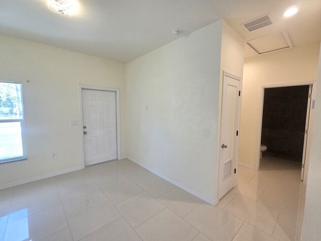Building Photo - Cozy Two Bedroom, one bath house-Newer Con...