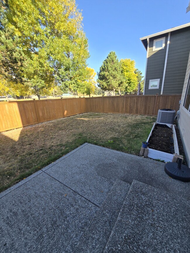 Building Photo - 903 Vine Maple Dr SE