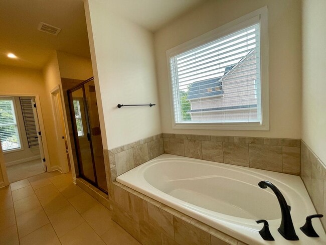 Building Photo - Gorgeous 4 bedroom 3.5 bath home in desira...