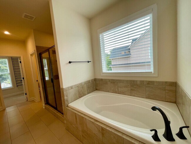 Building Photo - Gorgeous 5 bedroom 3.5 bath home in desira...