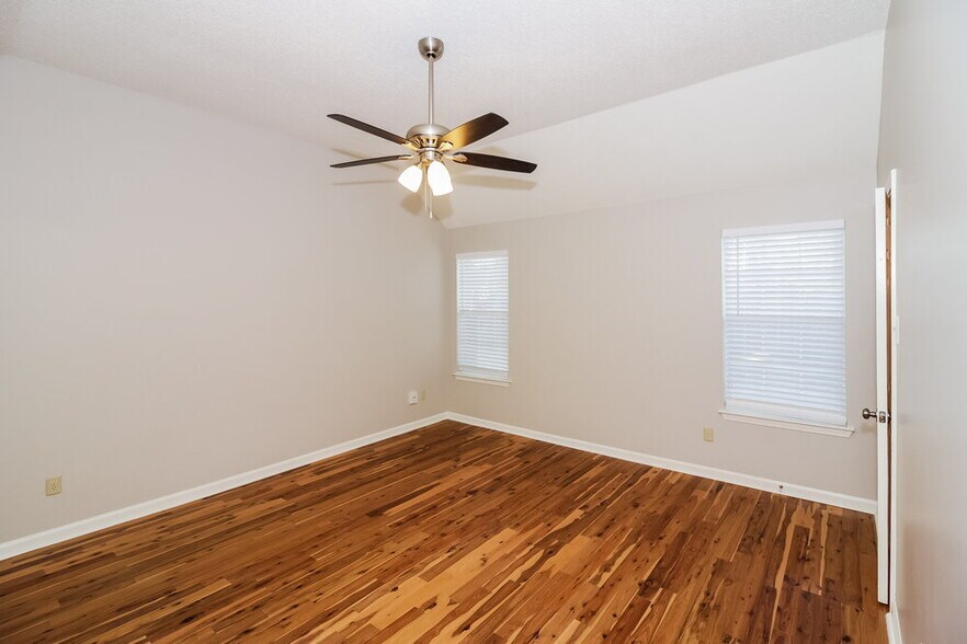 Building Photo - 8056 Sandywood Ln