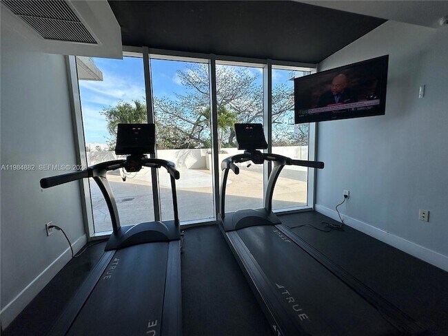 Building Photo - 1861 NW S River Dr