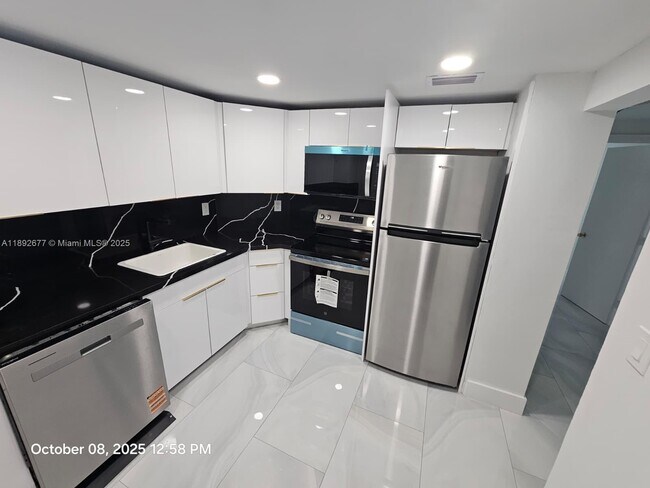 Building Photo - 500 Bayview Dr