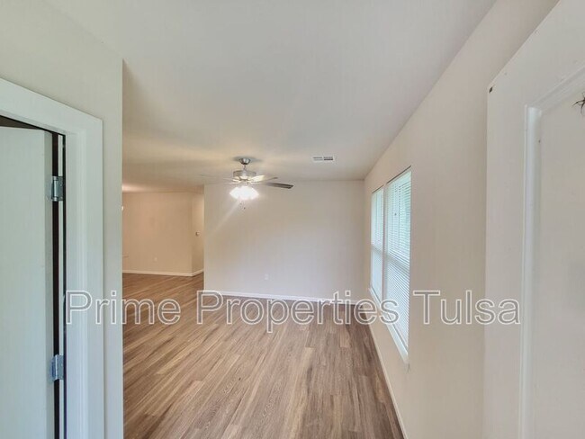 Building Photo - 1511 Rosewood Dr