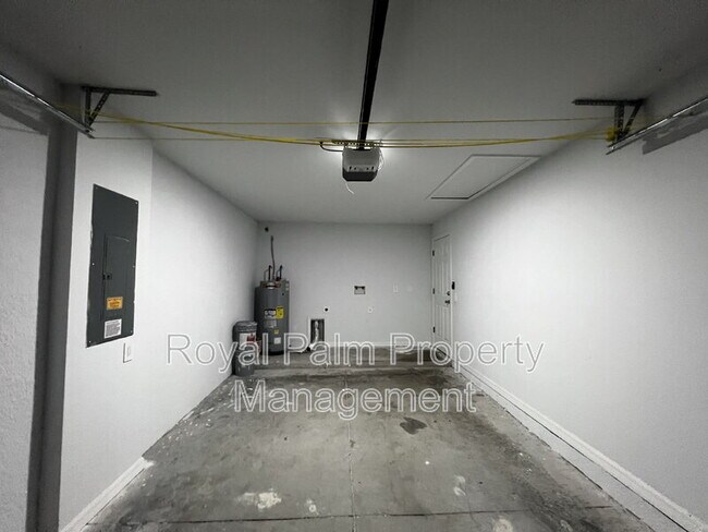 Building Photo - 1306 W 12th St