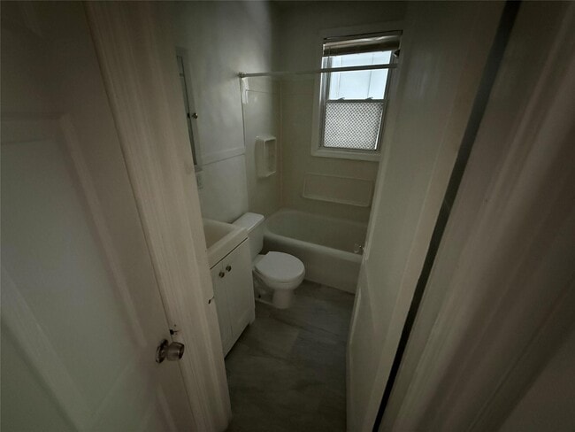 Building Photo - 364 Ashford Ave