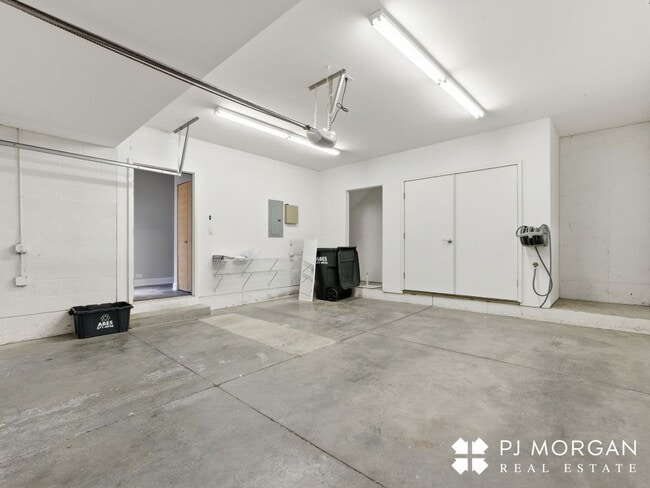 Building Photo - 2 Bedroom, 2 Bathroom Townhouse - Available Immediately