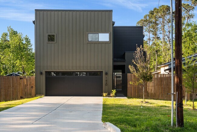 Building Photo - 1420 Flamingo St