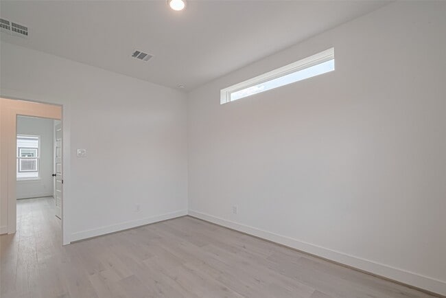 Building Photo - 1346 W 24th St