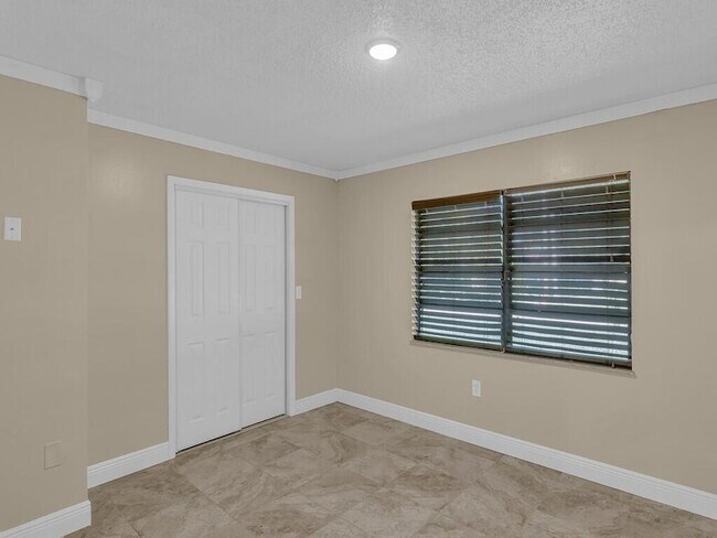 Building Photo - 6113 Yucca Dr