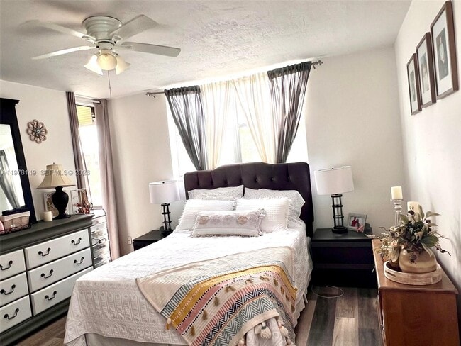 Building Photo - 2811 Somerset Dr