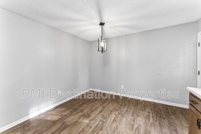 Building Photo - 1322 N Harvey Dr