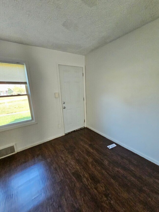 Building Photo - 3 Bedroom For rent ON S Central