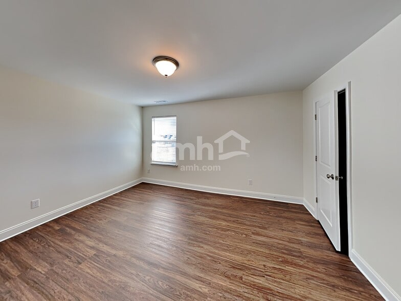 Building Photo - 1323 Lomond Dr