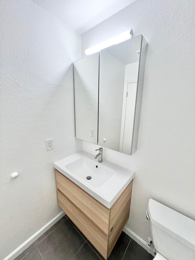 Building Photo - Spacious and recently remodeled 2 bedroom 1 bathroom duplex!