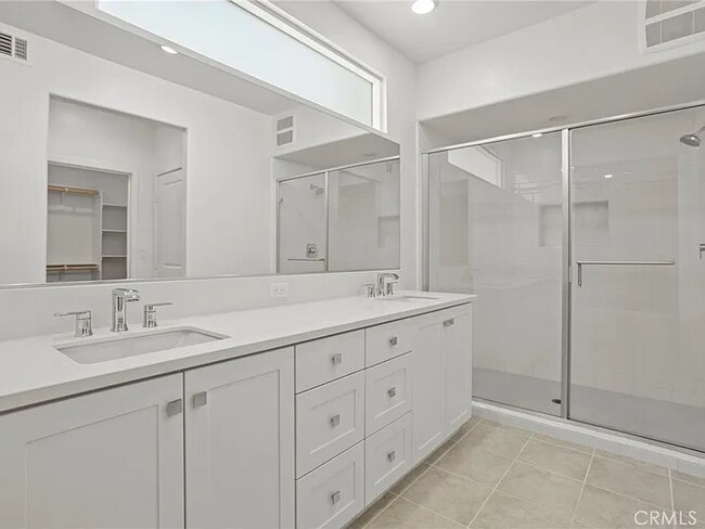 Building Photo - Comfortable Living in a Desirable Area
