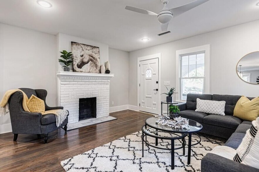 Building Photo - 728 Pearce St SW