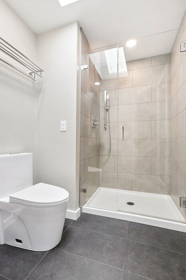 Building Photo - Inviting Everett Home Featuring 3 Bedrooms, Fireplace, and Fully Fenced Backyard