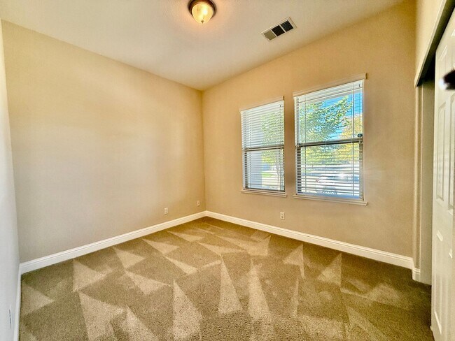 Building Photo - Beautiful home is available NOW