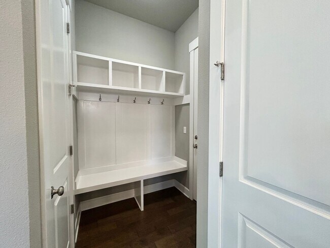 Building Photo - Luxury and Convenience Awaits in this Stunning 3 Bedroom, 2.5 Bathroom House with Abundant Parkin...