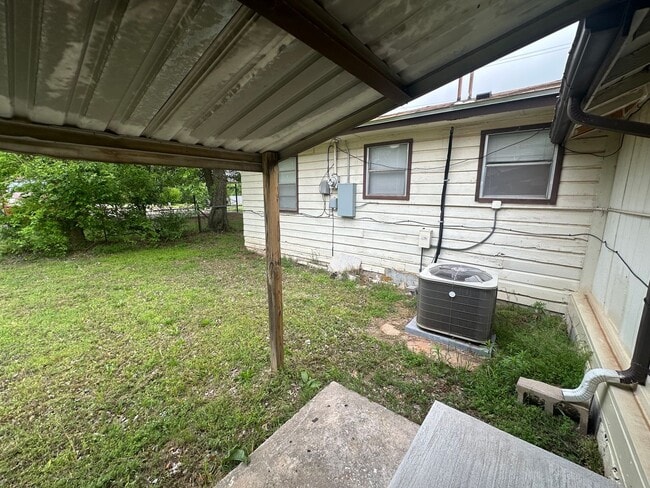 Building Photo - 4 Bed, 2 Bath, 2 dInng, 2 Living