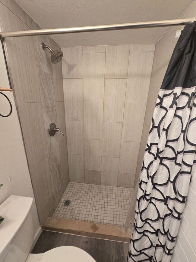 Building Photo - Rooms for Rent – Furnished, Lockable, & Private Backyard! 6 Spots Open.