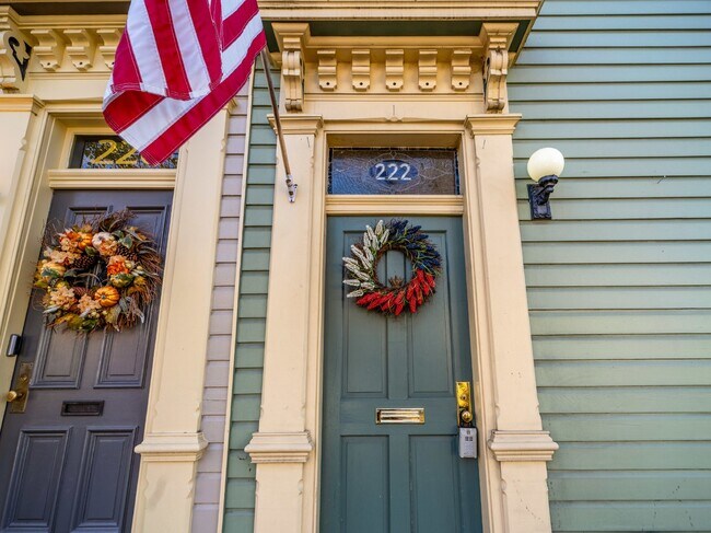Building Photo - Historic Elegance in Old Town Alexandria