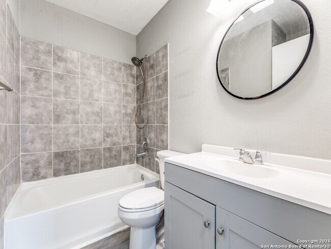 Building Photo - Charming Home Awaits: Spacious & Modern Living in a Prime Location