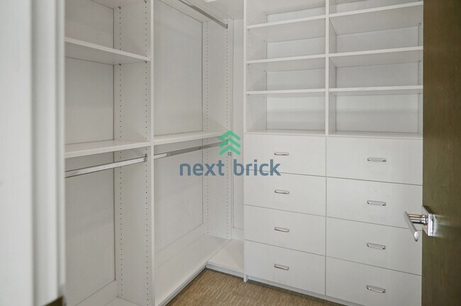 Building Photo - 3 BED & 3 BATH TOWNHOUSE FOR RENT