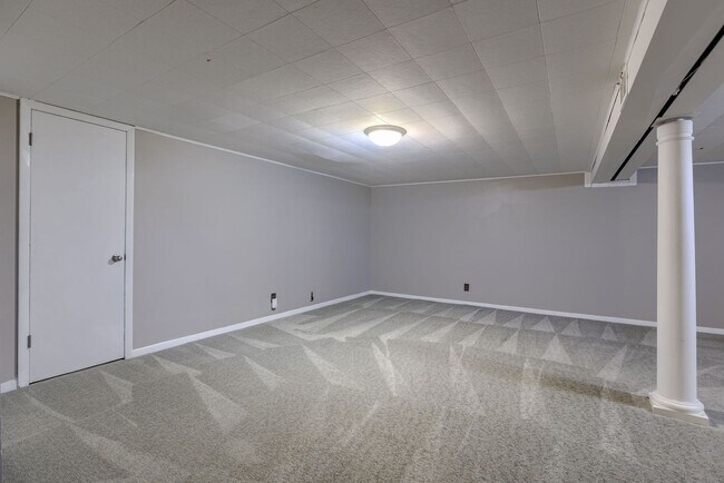 Building Photo - 4 Bedroom Westside Ranch!!