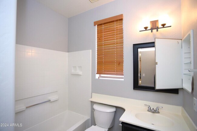 Building Photo - 2840 S Miller Dr