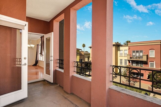 Building Photo - 2 bedroom 2 bathroom condo in Uptown District!