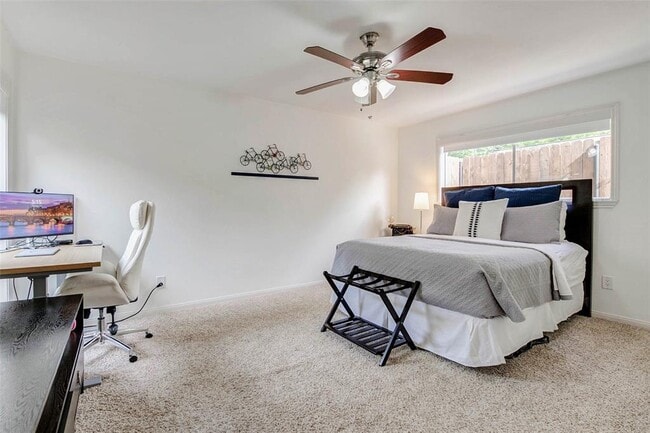 Building Photo - 2907 Fontana Dr