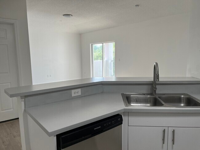 Building Photo - 5024 Lantana Rd
