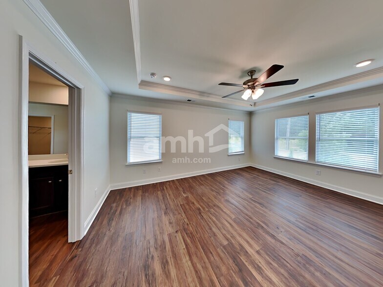 Building Photo - 899 Carnaby Ln
